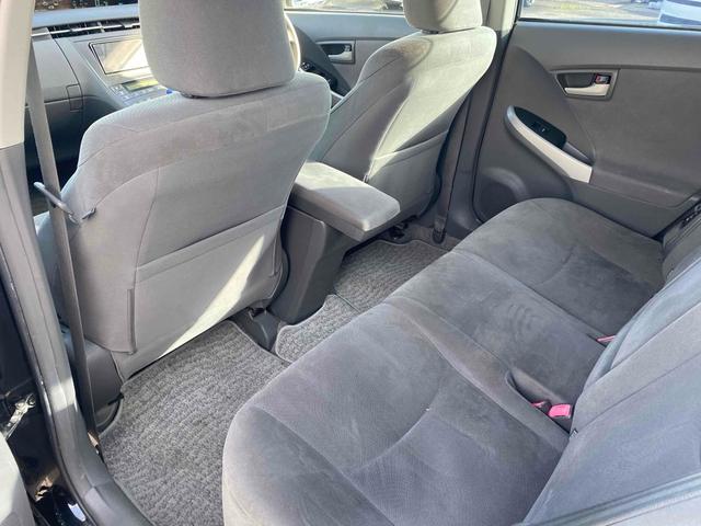 プリウス Ｓツーリングセレクション　ＥＴＣ　バックカメラ　ナビ　アルミホイール　ＬＥＤヘッドランプ　ヘッドライトウォッシャー　ＣＶＴ　スマートキー　アイドリングストップ　電動格納ミラー　盗難防止システム　ＣＤ（51枚目）