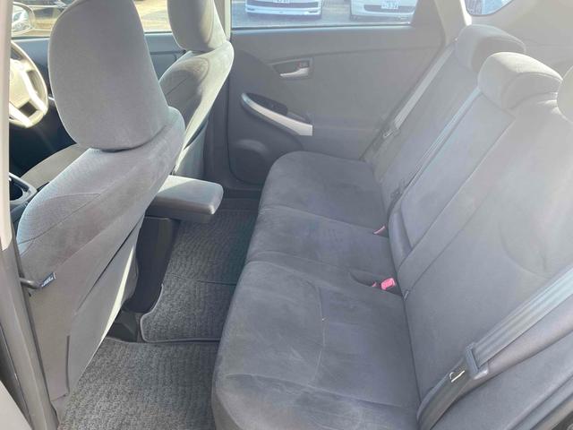 プリウス Ｓツーリングセレクション　ＥＴＣ　バックカメラ　ナビ　アルミホイール　ＬＥＤヘッドランプ　ヘッドライトウォッシャー　ＣＶＴ　スマートキー　アイドリングストップ　電動格納ミラー　盗難防止システム　ＣＤ（52枚目）