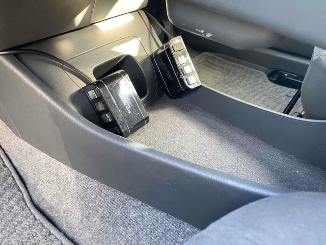 プリウス Ｓツーリングセレクション　ＥＴＣ　バックカメラ　ナビ　アルミホイール　ＬＥＤヘッドランプ　ヘッドライトウォッシャー　ＣＶＴ　スマートキー　アイドリングストップ　電動格納ミラー　盗難防止システム　ＣＤ（69枚目）