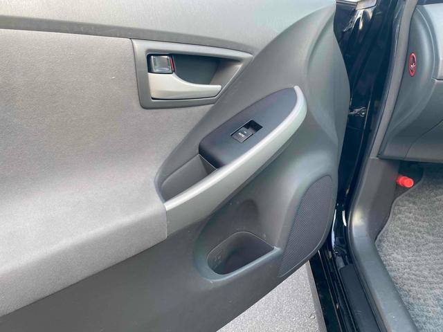 プリウス Ｓツーリングセレクション　ＥＴＣ　バックカメラ　ナビ　アルミホイール　ＬＥＤヘッドランプ　ヘッドライトウォッシャー　ＣＶＴ　スマートキー　アイドリングストップ　電動格納ミラー　盗難防止システム　ＣＤ（71枚目）
