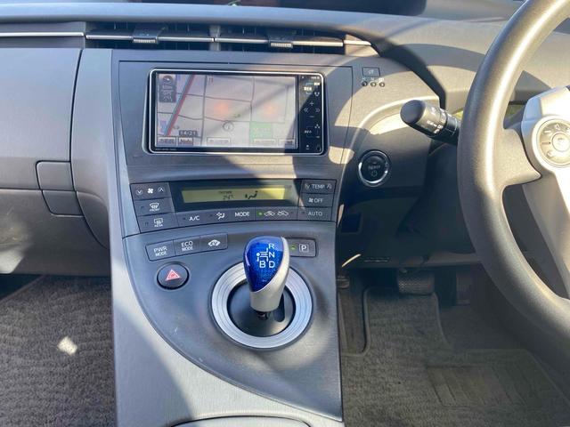 プリウス Ｓツーリングセレクション　ＥＴＣ　バックカメラ　ナビ　アルミホイール　ＬＥＤヘッドランプ　ヘッドライトウォッシャー　ＣＶＴ　スマートキー　アイドリングストップ　電動格納ミラー　盗難防止システム　ＣＤ（73枚目）