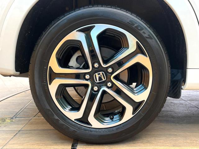 ヴェゼル ハイブリッドＺ　禁煙車　純正ナビ　バックカメラ　シティブレーキアクティブシステム　クルーズコントロール　シートヒーター　純正革巻きステアリング　ＬＥＤヘッドライト　スマートキー　純正１７インチアルミホイール（29枚目）