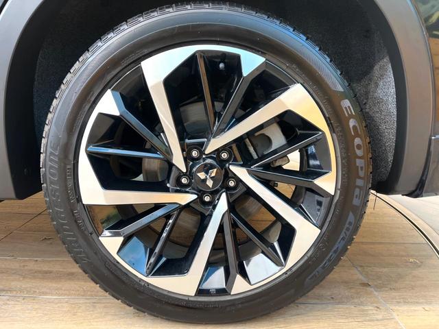 アウトランダーＰＨＥＶ Ｐ　メーカー純正９インチナビ　４ＷＤ　サンルーフ　ＢＯＳＥサウンド　全周囲カメラ　ｅ－Ａｓｓｉｓｔ　ブラインドスポットモニター　パドルシフト　ＬＥＤヘッド　ＥＴＣ　純正２０インチアルミ（28枚目）