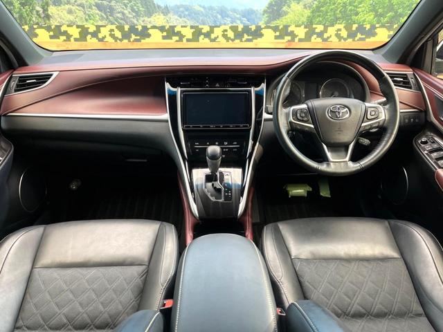 ハリアー プレミアム　禁煙車　純正８インチナビ　バックカメラ　プリクラッシュセーフティ　レーダークルーズ　パワーバックドア　ＬＥＤヘッド　ＥＴＣ　アイドリングストップ　オートマチックハイビーム　純正１８インチアルミ（2枚目）