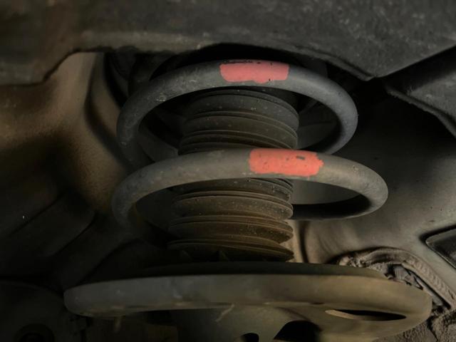ハリアー プレミアム　禁煙車　純正８インチナビ　バックカメラ　プリクラッシュセーフティ　レーダークルーズ　パワーバックドア　ＬＥＤヘッド　ＥＴＣ　アイドリングストップ　オートマチックハイビーム　純正１８インチアルミ（20枚目）
