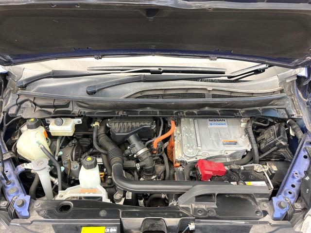 セレナ ｅ－パワー　オーテック　セーフティパッケージ　禁煙車　メーカー純正９インチナビ　全周囲カメラ　フリップダウンモニター　純正フルエアロ　両側電動スライドドア　エマージェンシーブレーキ　ブラインドスポットモニター　ＡＵＴＥＣＨ１６インチアルミ（18枚目）