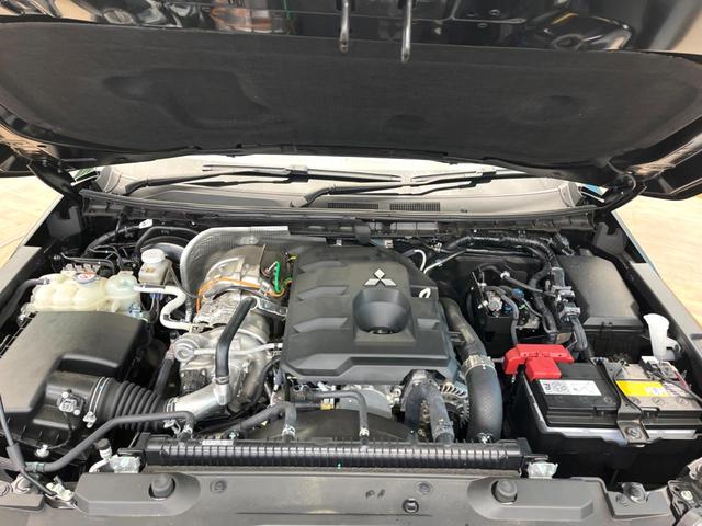 トライトン GSR 禁煙車 メーカー純正9インチナビ 4WD 全周囲カメラ e-Assist レーダークルーズ ブラインドスポットモニター シートヒーター LEDヘッド ETC スマートキー 純正18インチアルミ(18枚目)