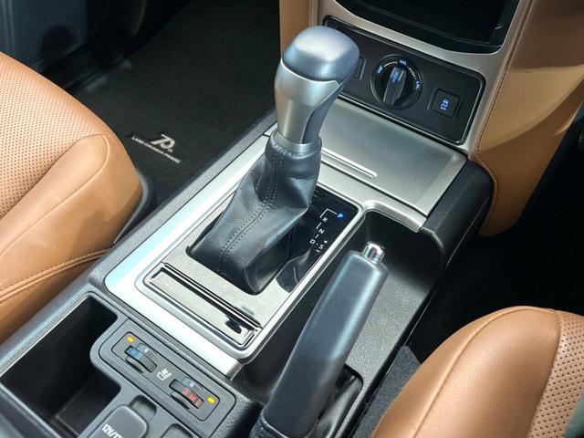 ランドクルーザープラド TX Lパッケージ 70thアニバーサリーリミテッド 禁煙車 サンルーフ 4WD メーカー純正9インチナビ バックカメラ プリクラッシュセーフティ レーダークルーズ 茶革シート シートヒーター LEDヘッド スマートキー 純正18インチアルミ(72枚目)