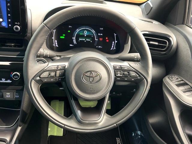 ヤリスクロス ハイブリッドＺ　禁煙車　純正８型ディスプレイ　全周囲カメラ　プリクラッシュセーフティ　レーダークルーズ　シートヒーター　ＬＥＤヘッド　ＥＴＣ　ドラレコ　スマートキー　オートマチックハイビーム　純正１８インチアルミ（11枚目）
