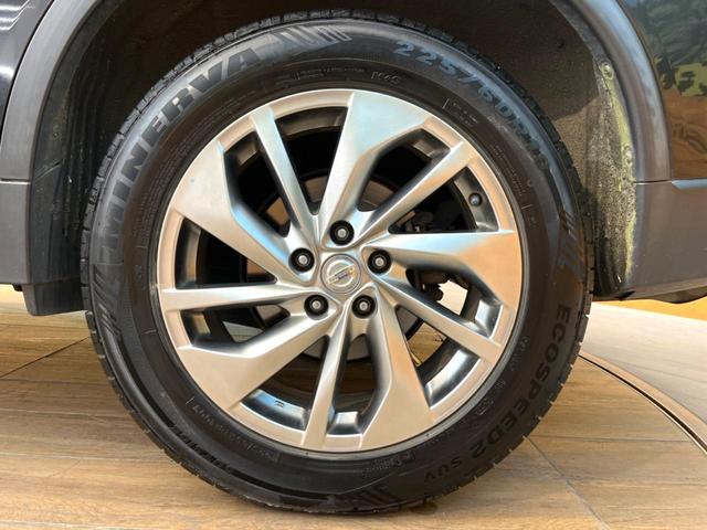 エクストレイル ２０Ｘｔｔ　エマージェンシーブレーキパッケージ　ＳＤナビ　全周囲カメラ　衝突被害軽減システム　電動リアゲート　コーナーセンサー　スマートキー　ＬＥＤヘッド　ルーフレール　ビルトインＥＴＣ　クルコン　車線逸脱警報　オートライト　デュアルエアコン（26枚目）