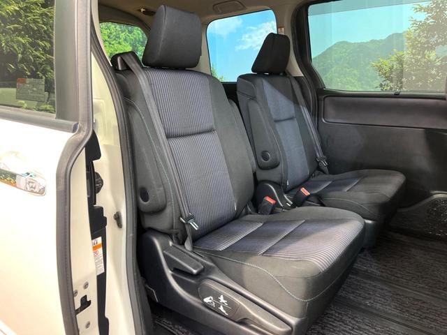 ヴォクシー ＺＳ　煌ＩＩ　両側電動ドア　純正ＳＤナビ　後席モニター　バックカメラ　衝突被害軽減システム　禁煙車　ドラレコ　スマートキー　ＬＥＤヘッド　ビルトインＥＴＣ　オートハイビーム　車線逸脱警報　オートライト（9枚目）