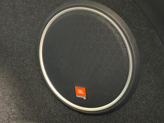 【ＪＢＬサウンドシステム】メーカーオプションの高品位サウンドシステムを搭載。専用のチューニングが施された大小様々なスピーカーから良質なサウンドが奏でられ、臨場感あふれる音響空間を演出します。