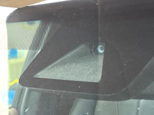 【プリクラッシュセーフティ】前方の車両等を検知し、衝突しそうな時は警報で注意を促し、ブレーキを踏む力をサポート。ブレーキを踏めなかった場合は衝突被害軽減ブレーキが作動、衝突回避をサポートします。