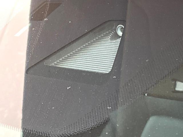 【スマートシティブレーキサポート】低速走行中に前方の車両等を認識し、衝突しそうな時は警報とブレーキで衝突回避と被害軽減をアシスト。より安全にドライブをお楽しみいただけます。