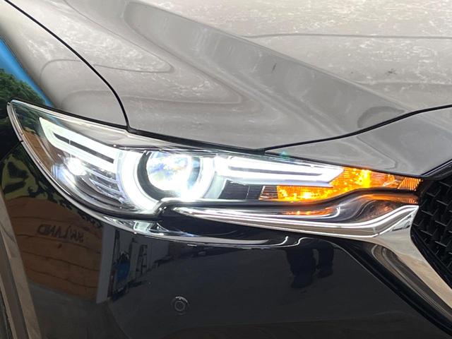 【ＬＥＤヘッドライト】悪天候や夜間走行時も良好な視界を確保し安心して運転できる高輝度ＬＥＤヘッドライトを装備！点灯速度が早く、消費電力も抑えられています。