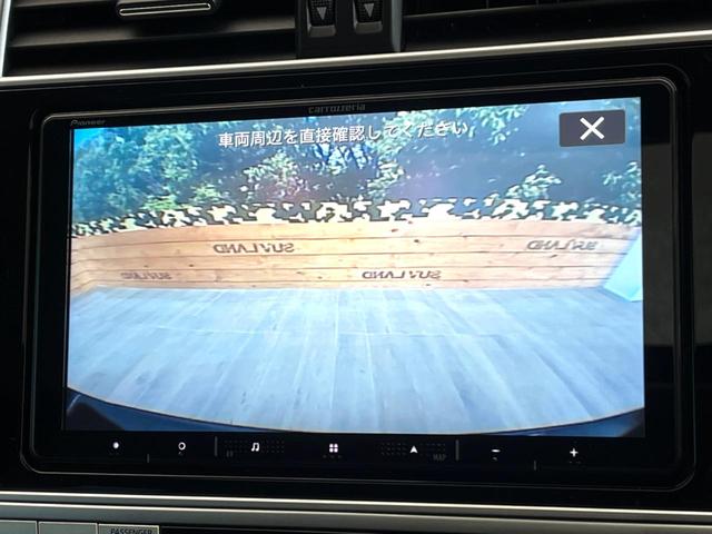 【バックカメラ】駐車時に後方がリアルタイム映像で確認できます。大型商業施設や立体駐車場での駐車時や、夜間のバック時に大活躍！運転スキルに関わらず、今や必須となった装備のひとつです！
