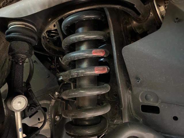 お車を安心してお乗りいただく為には、足回りの定期点検が欠かせません。サービスサポート（有償保証）では無料点検もご提供しており、安心のカーライフをお過ごしいただけるサポート体制が整っています。