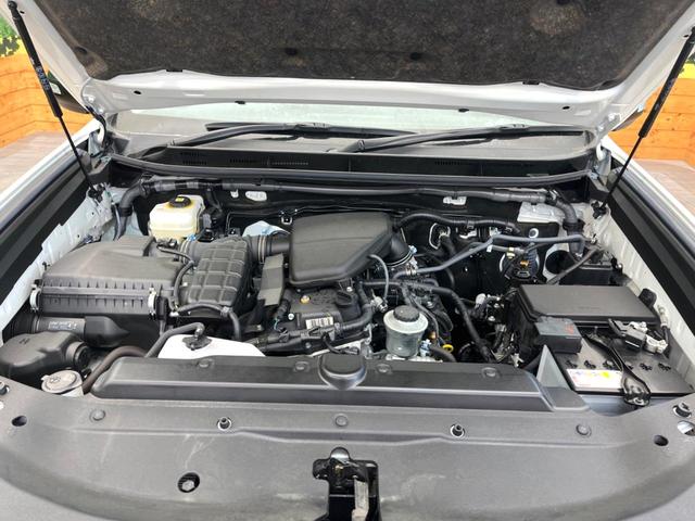 ランドクルーザープラド ＴＸ　Ｌパッケージ　マットブラックエディション　禁煙車　４ＷＤ　９インチメーカー純正ナビ　全周囲カメラ　７人乗り　セーフティセンス　レーダークルーズ　革シート　ＬＥＤヘッド＆フォグ　純正１８インチアルミ　シートベンチレーション　オートハイビーム（18枚目）