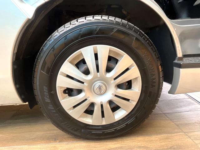 NV350キャラバンバン ロングプレミアムGXターボ 純正ナビ 全周囲カメラ ディーゼル(軽油) インテリジェントエマージェンシーブレーキ スマートキー LEDヘッド ETC オートライト オートエアコン 横滑り防止支援システム 純正15インチアルミ(29枚目)