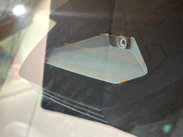 カローラクロス ハイブリッド　Ｇ　禁煙車　メーカー純正８インチナビ　バックカメラ　プリクラッシュセーフティ　レーダークルーズ　オートマチックハイビーム　横滑り防止装置　ＬＥＤヘッド　ＥＴＣ　スマートキー　純正１７インチアルミ（5枚目）