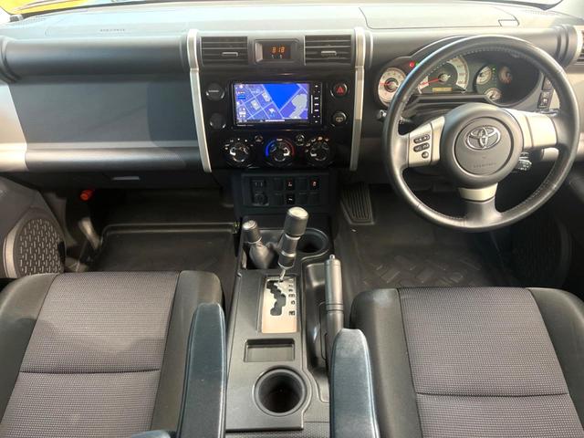ＦＪクルーザー カラーパッケージ　４ＷＤ　バックカメラ　禁煙車　ドラレコ　コーナーセンサー　ＥＴＣ　純正１７インチアルミ　オートエアコン　フルセグ　ＨＩＤフォグ（2枚目）