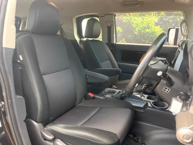 ＦＪクルーザー カラーパッケージ　４ＷＤ　バックカメラ　禁煙車　ドラレコ　コーナーセンサー　ＥＴＣ　純正１７インチアルミ　オートエアコン　フルセグ　ＨＩＤフォグ（8枚目）