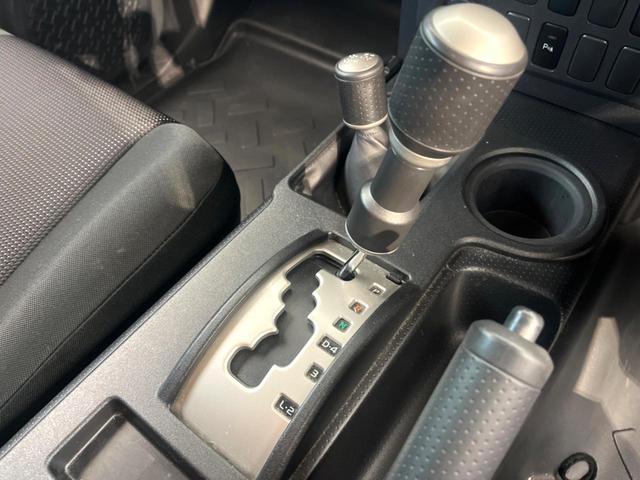 ＦＪクルーザー カラーパッケージ　４ＷＤ　バックカメラ　禁煙車　ドラレコ　コーナーセンサー　ＥＴＣ　純正１７インチアルミ　オートエアコン　フルセグ　ＨＩＤフォグ（21枚目）