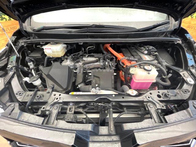 ヴォクシー ハイブリッドＺＳ　煌ＩＩＩ　禁煙車　９インチＳＤナビ　バックカメラ　両側電動スライドドア　後席モニター　トヨタセーフティセンス　クルコン　ＬＥＤヘッドライト　純正１６インチアルミ　シートヒーター　ＥＴＣ　ダブルエアコン（18枚目）