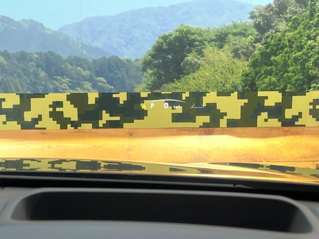 【ヘッドアップディスプレイ】現在の速度や走行情報をデジタル表示で運転席前方のガラスに投影！運転中、目線をずらさず必要な情報を確認できるのでとっても便利で安心！