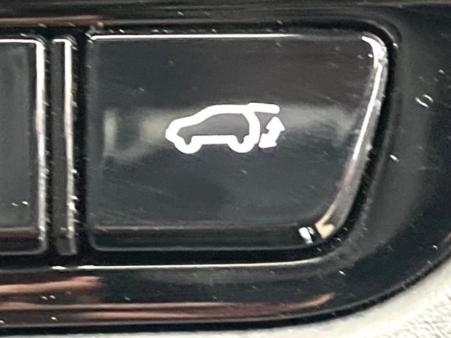 【パワーバックドア】スマートキーや運転席のボタンを押すだけでリアゲートが自動で開閉します！荷物を持っている時や、高い位置にあるバックドアを閉める際に便利な機能です♪