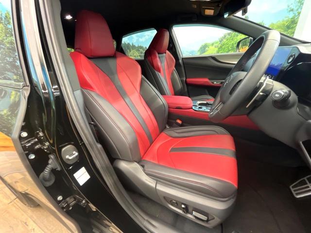 【専用スポーツシート】ホールド性に優れ、カーブ時の体が流れを抑制してくれます。また、体にフィットするから腰や背中が疲れにくく、ロングドライブや高速走行でも快適にお過ごしいただけます♪