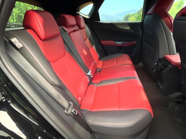 後部座席も気になるようなキズ・汚れやへたり等、大きなダメージはなく、良好な状態です。