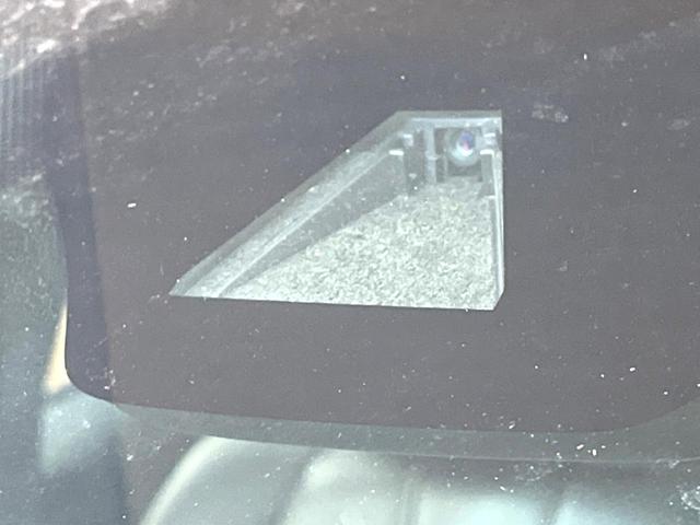 ハリアー プレミアム　純正ナビ　バックカメラ　衝突被害軽減システム　電動リアゲート　レザーシート　パワーシート　ＬＥＤヘッド　ビルトインＥＴＣ　クルコン　純正１８インチアルミ　オートハイビーム　車線逸脱警報（5枚目）