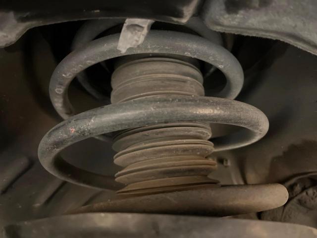 ハリアー プレミアム　メタル　アンド　レザーパッケージ　９インチナビ　サンルーフ　バックカメラ　プリクラッシュセーフティ　レーダークルーズ　黒革シート　パワーバックドア　シーケンシャルターン　シートヒーター　シートベンチェーション　純正１８インチアルミ（20枚目）