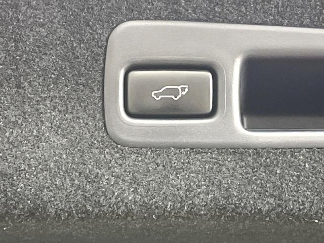 ハリアー プレミアム　メタル　アンド　レザーパッケージ　９インチナビ　サンルーフ　バックカメラ　プリクラッシュセーフティ　レーダークルーズ　黒革シート　パワーバックドア　シーケンシャルターン　シートヒーター　シートベンチェーション　純正１８インチアルミ（52枚目）