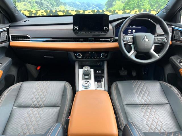 アウトランダーＰＨＥＶ Ｐ　４ＷＤ　全周囲カメラ　衝突被害軽減システム　レーダークルーズ　電動リアゲート　コーナーセンサー　スマートキー　ＬＥＤヘッド　純正２０インチアルミ　オートハイビーム　車線逸脱警報　オートライト（2枚目）