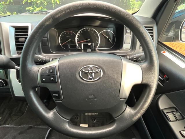 �C���e���A�ɍ��킹���f�U�C���̃X�e�A�����O�́A�^�]�������̂��Ƃ��l���A�^�]���₷���`��A�傫���ł��B�����x�A���ۂɐG���Ă��m���߂��������B