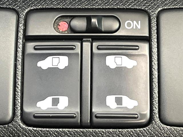 ステップワゴンスパーダ Ｚ　クールスピリット　禁煙車　両側電動ドア　純正ＳＤナビ　後席モニター　バックカメラ　　ハーフレザーシート　スマートキー　ＨＩＤヘッド　ビルトインＥＴＣ　クルコン　純正１７インチアルミ　オートライト　オートエアコン（5枚目）