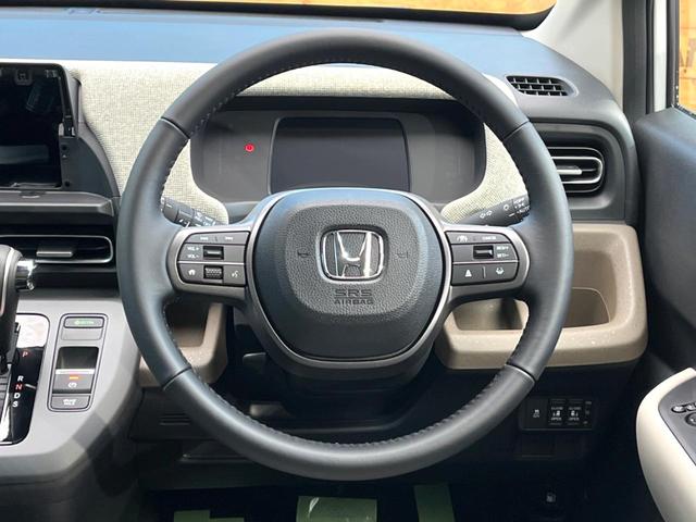 フリード エアー　ＥＸ　登録済未使用車　両側電動ドア　衝突被害軽減システム　レーダークルーズ　スマートキー　ＬＥＤヘッド　純正１５インチアルミ　オートハイビーム　車線逸脱警報　オートライト　オートエアコン（12枚目）