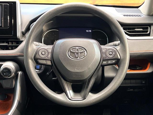 �C���e���A�ɍ��킹���f�U�C���̃X�e�A�����O�́A�^�]�������̂��Ƃ��l���A�^�]���₷���`��A�傫���ł��B�����x�A���ۂɐG���Ă��m���߂��������B