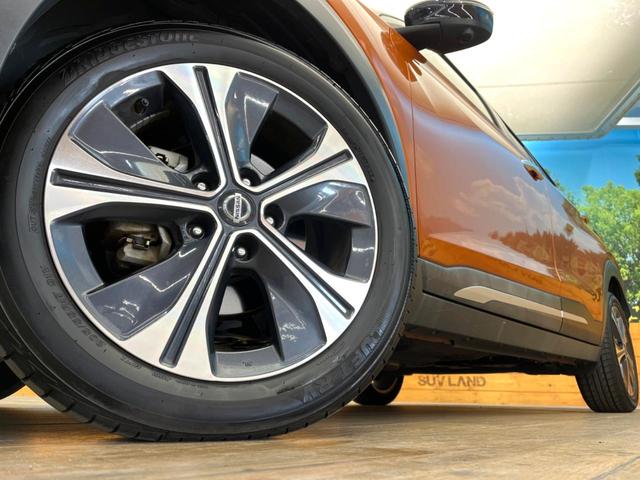 キックス Ｘ　ツートーンインテリアエディション　純正ＳＤナビ　禁煙車　全周囲カメラ　衝突被害軽減システム　レーダークルーズ　レザーシート　ドラレコ　コーナーセンサー　スマートキー　ＬＥＤヘッド　ビルトインＥＴＣ　純正１７インチアルミ　車線逸脱警報（13枚目）