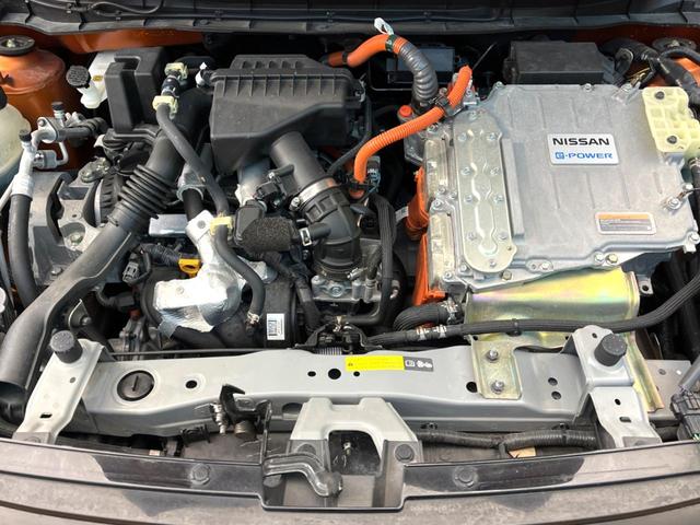 キックス Ｘ　ツートーンインテリアエディション　純正ＳＤナビ　禁煙車　全周囲カメラ　衝突被害軽減システム　レーダークルーズ　レザーシート　ドラレコ　コーナーセンサー　スマートキー　ＬＥＤヘッド　ビルトインＥＴＣ　純正１７インチアルミ　車線逸脱警報（18枚目）