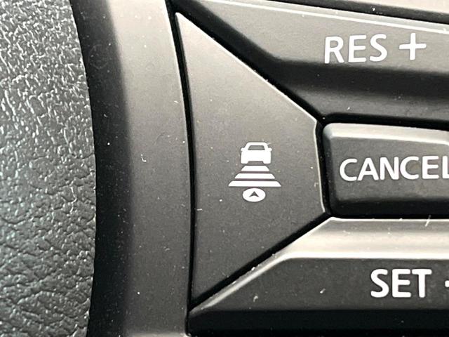 キックス Ｘ　ツートーンインテリアエディション　純正ＳＤナビ　禁煙車　全周囲カメラ　衝突被害軽減システム　レーダークルーズ　レザーシート　ドラレコ　コーナーセンサー　スマートキー　ＬＥＤヘッド　ビルトインＥＴＣ　純正１７インチアルミ　車線逸脱警報（42枚目）