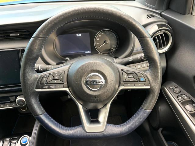 �C���e���A�ɍ��킹���f�U�C���̃X�e�A�����O�́A�^�]�������̂��Ƃ��l���A�^�]���₷���`��A�傫���ł��B�����x�A���ۂɐG���Ă��m���߂��������B