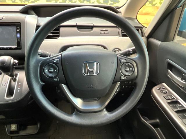 �C���e���A�ɍ��킹���f�U�C���̃X�e�A�����O�́A�^�]�������̂��Ƃ��l���A�^�]���₷���`��A�傫���ł��B�����x�A���ۂɐG���Ă��m���߂��������B