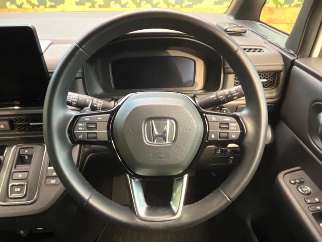 �C���e���A�ɍ��킹���f�U�C���̃X�e�A�����O�́A�^�]�������̂��Ƃ��l���A�^�]���₷���`��A�傫���ł��B�����x�A���ۂɐG���Ă��m���߂��������B