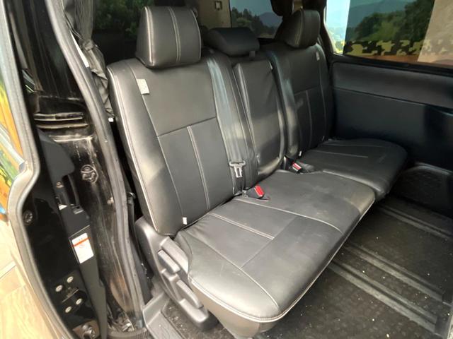 ヴォクシー ＺＳ　禁煙車　電動スライドドア　ＳＤナビ　後席モニター　バックカメラ　衝突被害軽減システム　レザーシート　スマートキー　ＬＥＤヘッド　ビルトインＥＴＣ　オートライト　デュアルエアコン　Ｂｌｕｅｔｏｏｔｈ（9枚目）