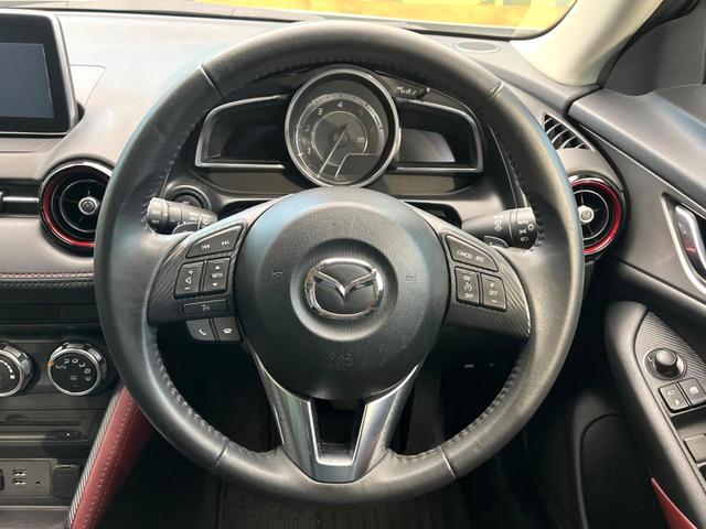 �C���e���A�ɍ��킹���f�U�C���̃X�e�A�����O�́A�^�]�������̂��Ƃ��l���A�^�]���₷���`��A�傫���ł��B�����x�A���ۂɐG���Ă��m���߂��������B