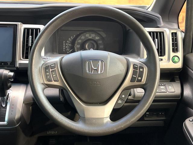 �C���e���A�ɍ��킹���f�U�C���̃X�e�A�����O�́A�^�]�������̂��Ƃ��l���A�^�]���₷���`��A�傫���ł��B�����x�A���ۂɐG���Ă��m���߂��������B