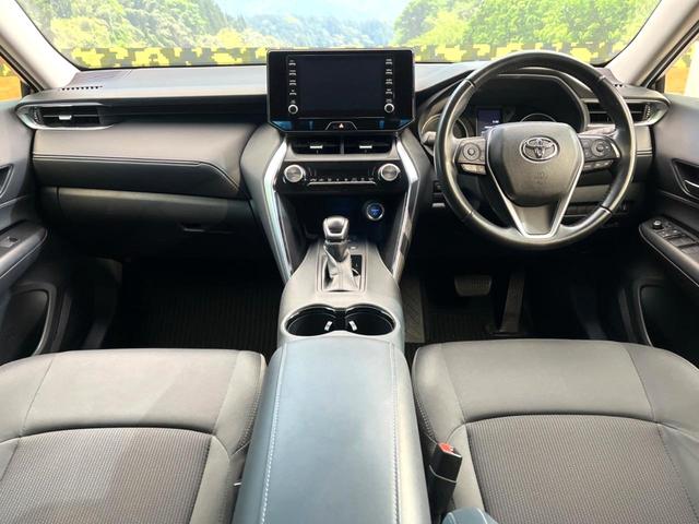 ハリアーハイブリッド Ｓ　８型ディスプレイオーディオ　セーフティセンス　レーダークルーズ　バックカメラ　ブラインドスポットモニター　デジタルインナーミラー　純正１７インチアルミ　ＬＥＤヘッドライト　ＥＴＣ　純正革巻ステアリング（2枚目）